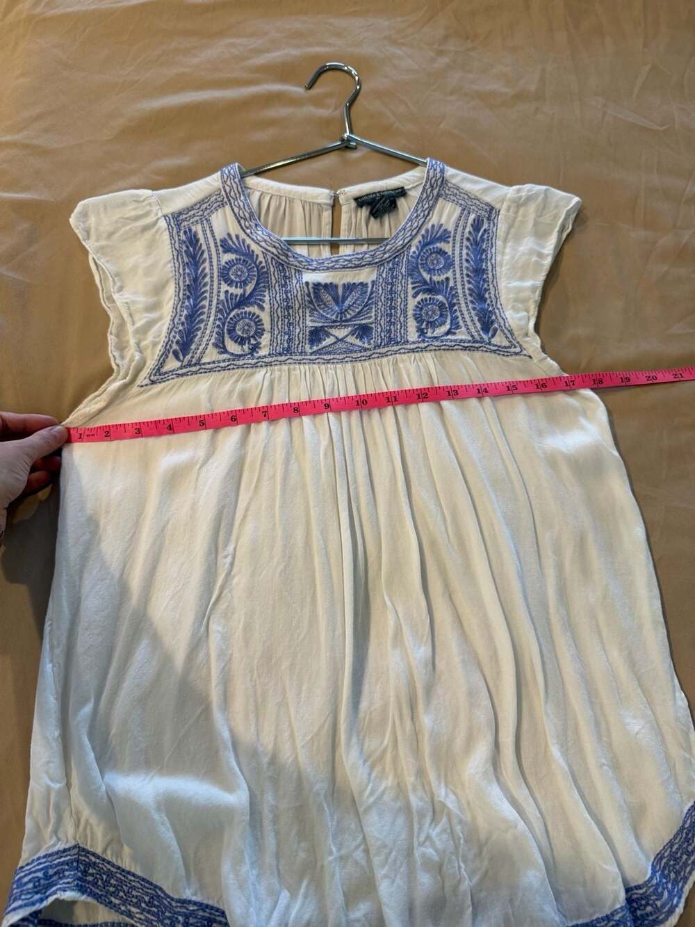 Chelsea & Theodore Embroidered Top Size PM White Blue Rayon